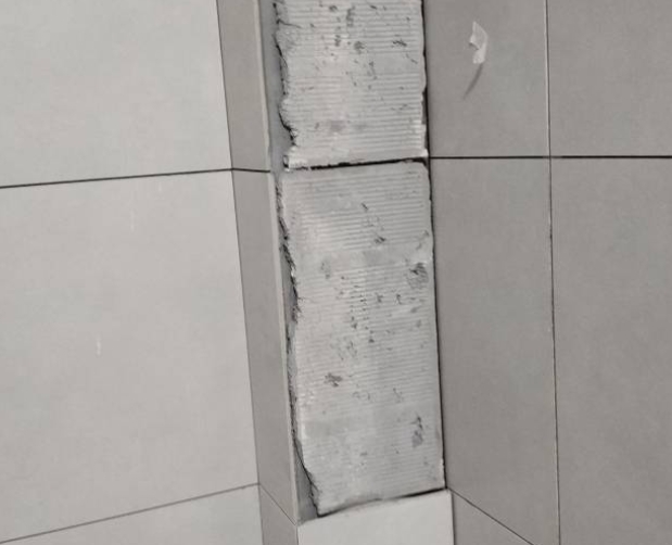 迁安瓷砖空鼓维修公司分享下瓷砖施工前基层浇水润湿程度不足，可能导致以下问题
