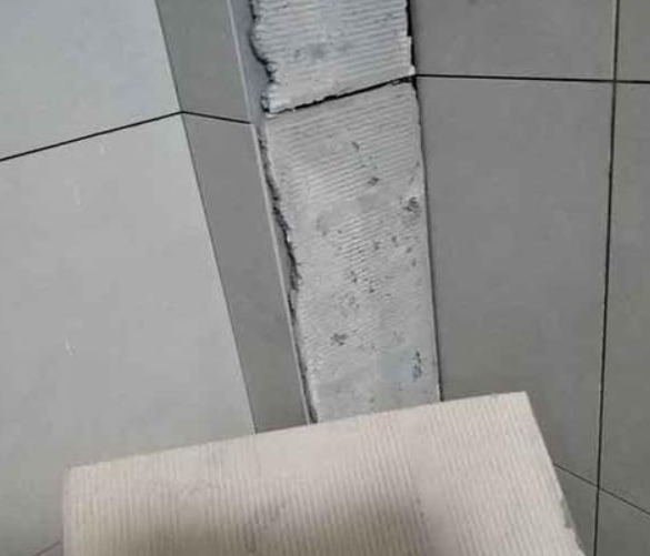 迁安瓷砖空鼓维修公司分享下厨房瓷砖脱落的补救措施。